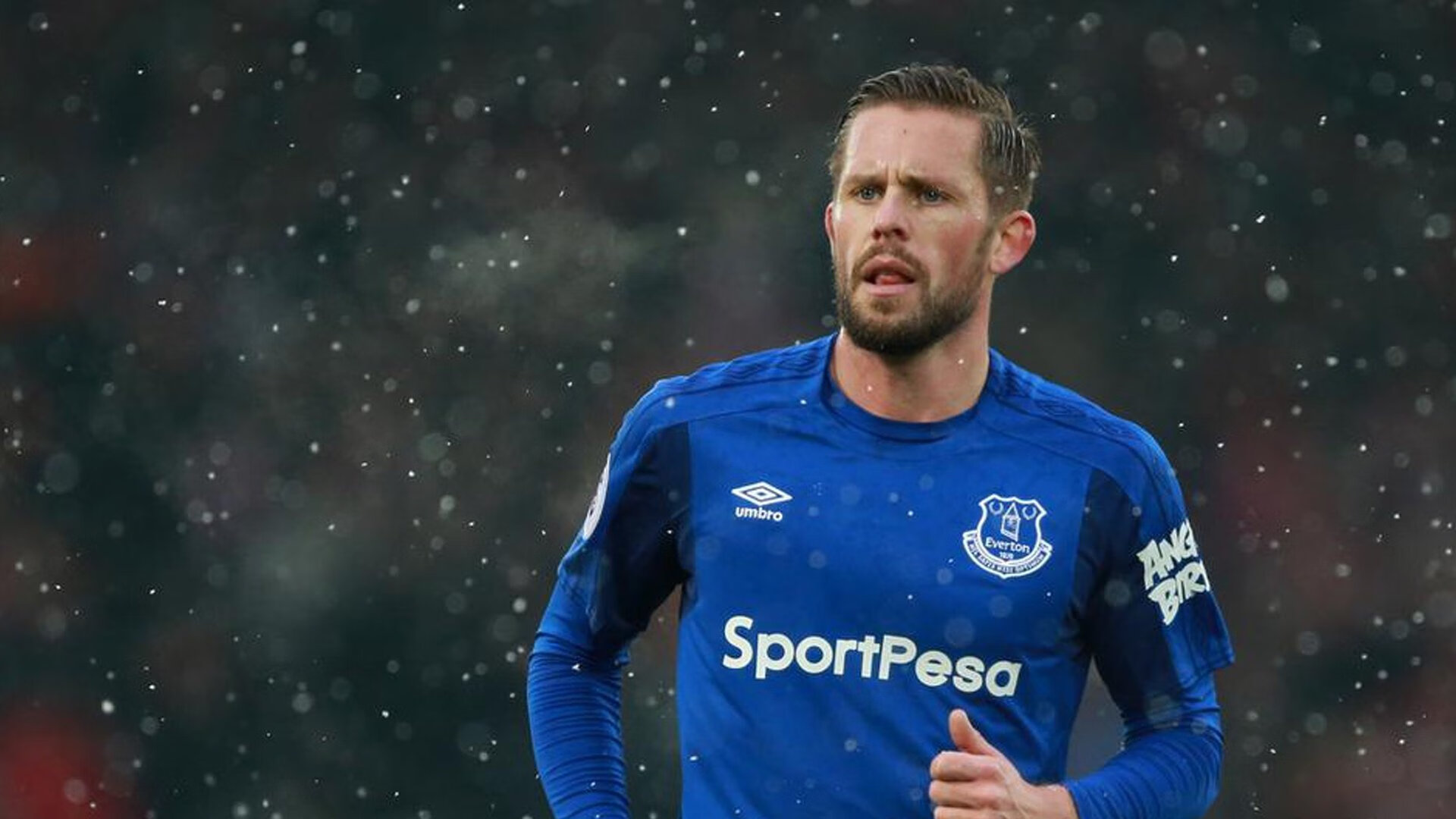 史上第一个在季后赛连续投中超远距离三分球的球员，中场超远三分球